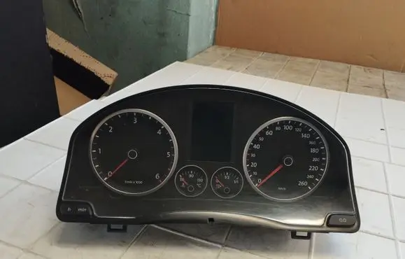 Volkswagen Tiguan Speedometer (instrument cluster) 5N0920870D