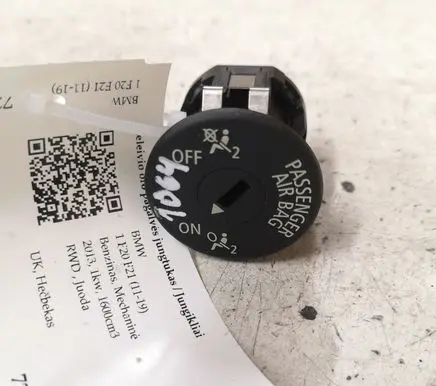 Passenger airbag on/off switch