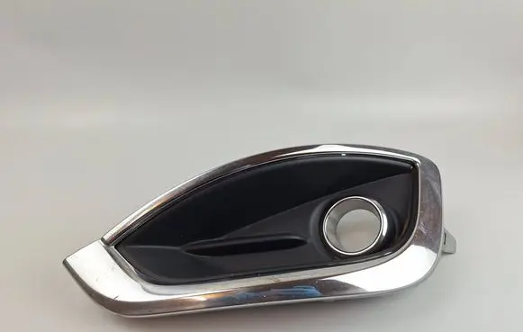 Chrysler Pacifica Front fog light trim/grill 68229007AA