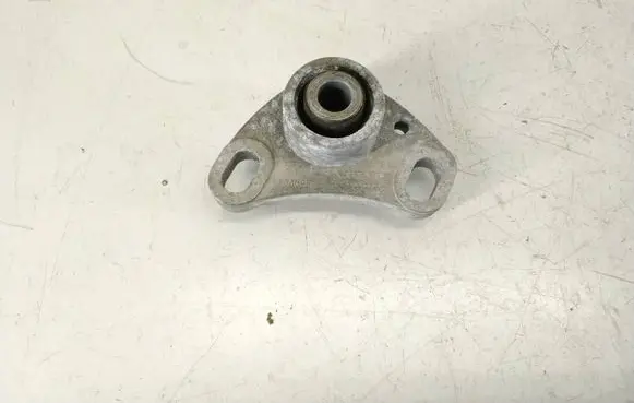 Volvo V70 Engine mount bracket 8666204