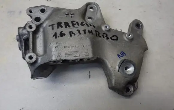 Opel Vivaro Engine mounting bracket