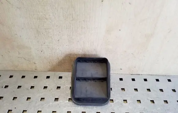 Quarter panel pressure vent