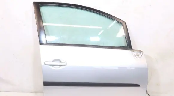 Toyota Auris E180 Front door 