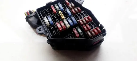 Volkswagen PASSAT B5 Fuse box set 2017558