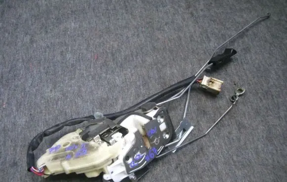 Honda CR-V Front door lock