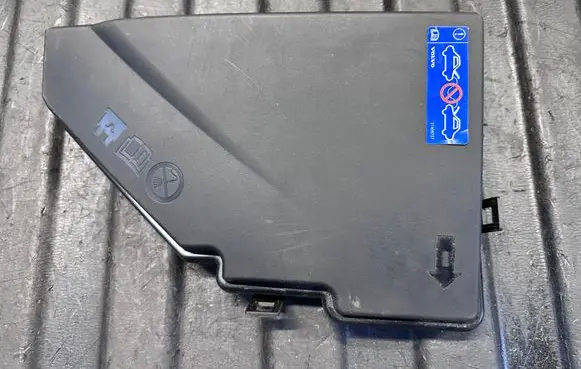 Volvo S90, V90 Fuse box cover 31499017 31398001