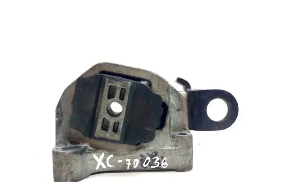 Volvo XC70 Engine mount bracket