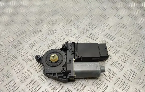 Volkswagen PASSAT B5.5 Front door window regulator motor 3B4837752LB