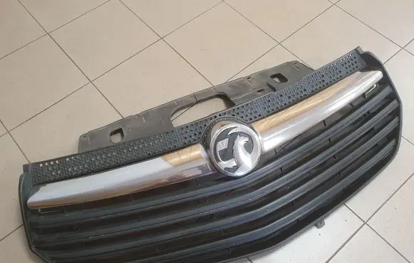 Opel Vivaro Front bumper upper radiator grill