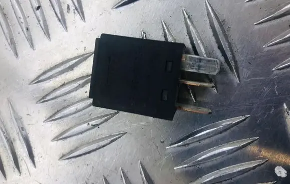 Volkswagen PASSAT B6 Other relay 7M0951253