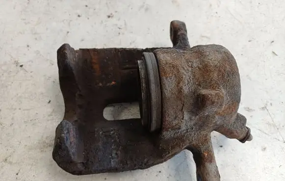 Suzuki Swift I Front brake caliper