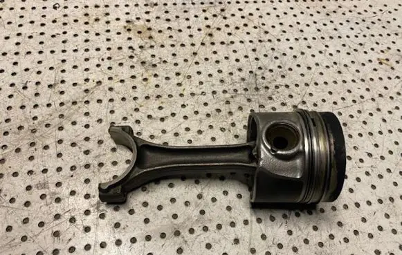 Volkswagen Caddy Piston with connecting rod