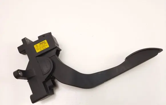 Accelerator throttle pedal