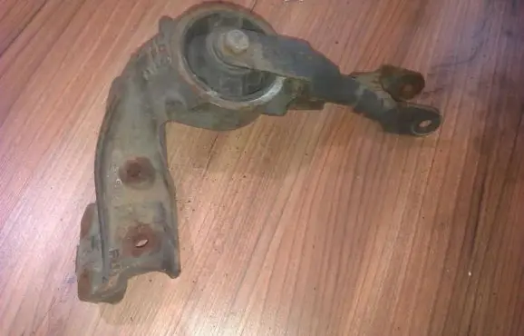 Peugeot 406 Engine mount bracket