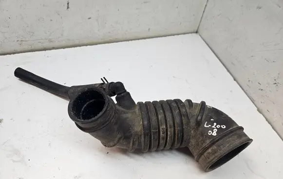 Mitsubishi L200 Turbo air intake inlet pipe/hose MN171012