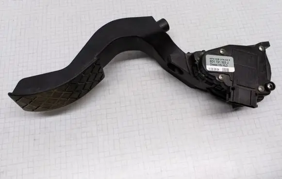 Volkswagen PASSAT B5 Accelerator throttle pedal 8D1721523J 6PV00837603