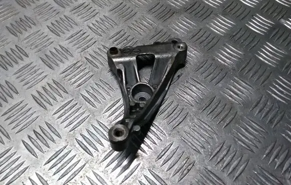 Peugeot 308 A/C compressor mount bracket V758078180