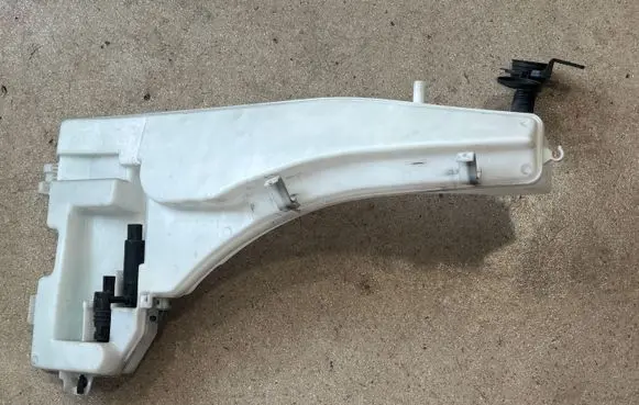 BMW X6 E71 Windshield washer fluid reservoir/tank 7161476