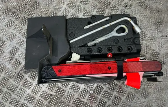 Mercedes-Benz C W203 Tool set 2038900061