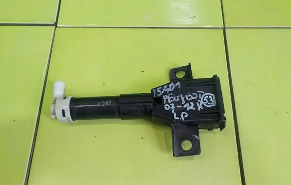 Volkswagen PASSAT B8 Headlight washer pump 87936