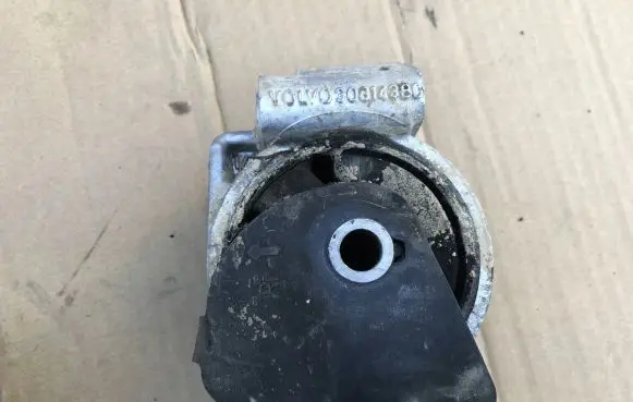 Volvo S40, V40 Engine mount bracket 30814380