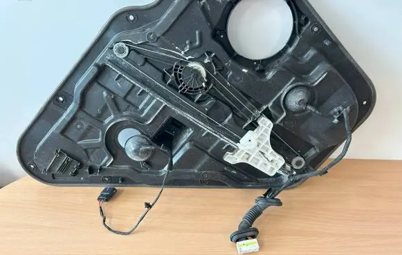 Hyundai Santa Fe Rear window lifting mechanism without motor 9137100100 834812W000