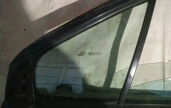 Renault Scenic I Front door vent window glass four-door 