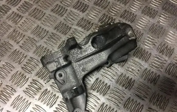 Ford Focus Engine mounting bracket 9685991680