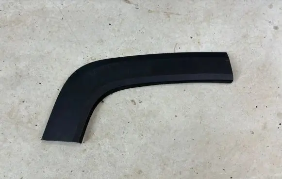 Rear fender molding trim