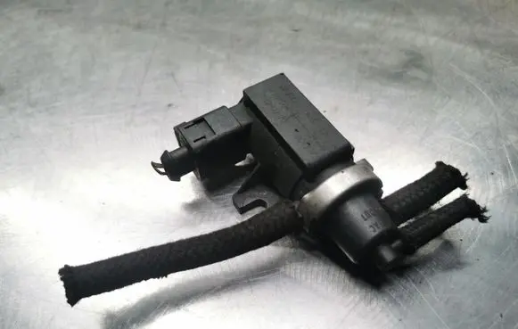 Volkswagen Golf IV Turbo solenoid valve 1J0906627 72290320