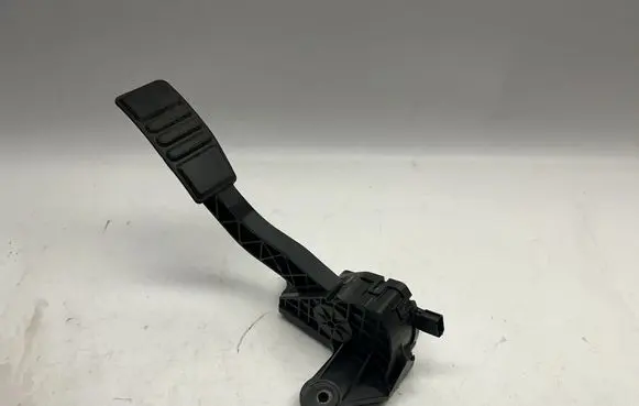 Ford Mustang VI Accelerator throttle pedal CR339F836BB