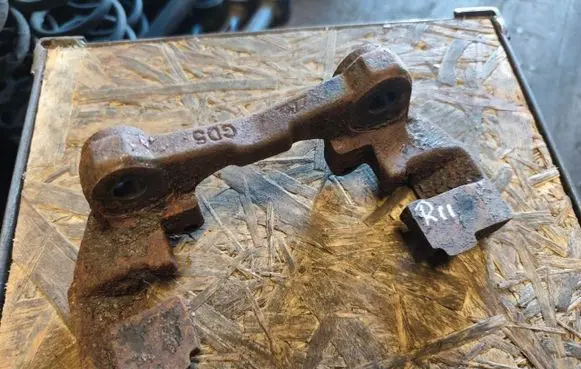 Jeep Grand Cherokee (WJ) Front Brake Caliper Pad/Carrier 