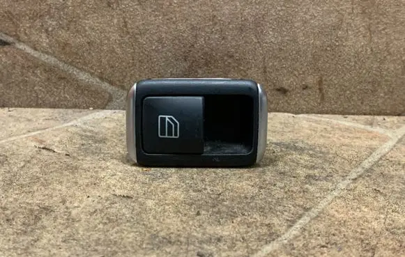 Mercedes-Benz GLA W156 Electric window control switch A2049058102