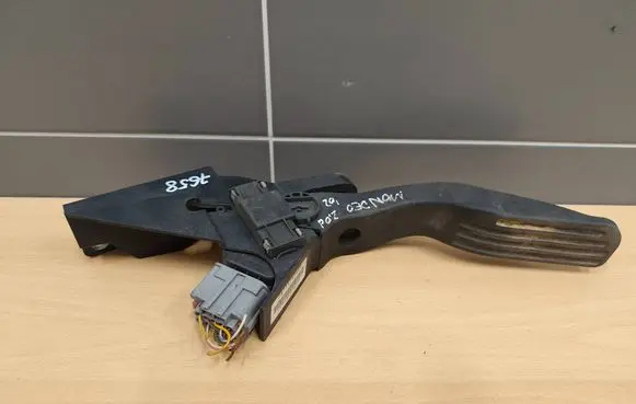 Ford Mondeo Mk III Accelerator throttle pedal 2S719F836CA 126100000200