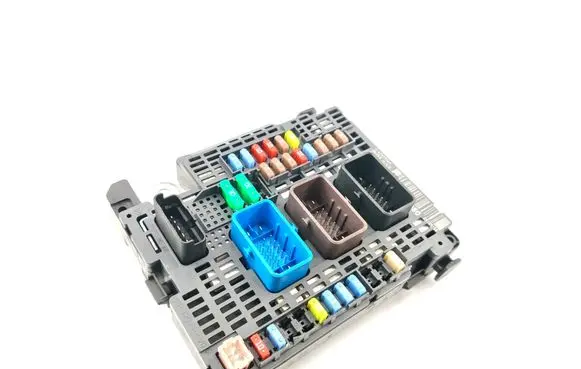Peugeot 308 Fuse module 9810296080