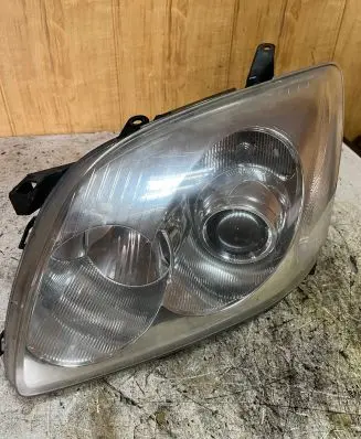 Toyota Avensis T250 Headlight/headlamp