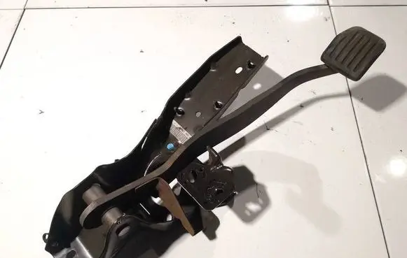 Ford Mondeo Mk III Brake pedal 7g9n2d094nb