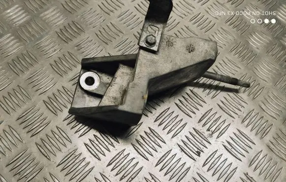 Suzuki Swift II Engine mounting bracket 3528031