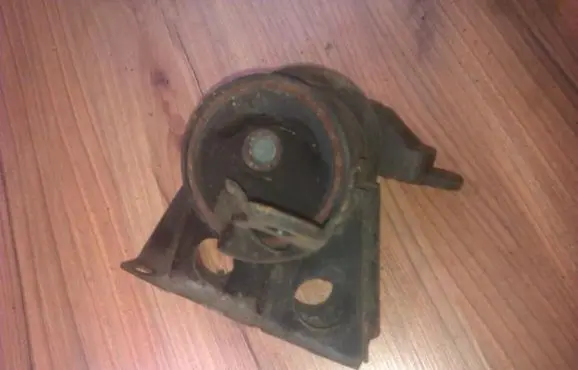 Nissan Primera Engine mount bracket