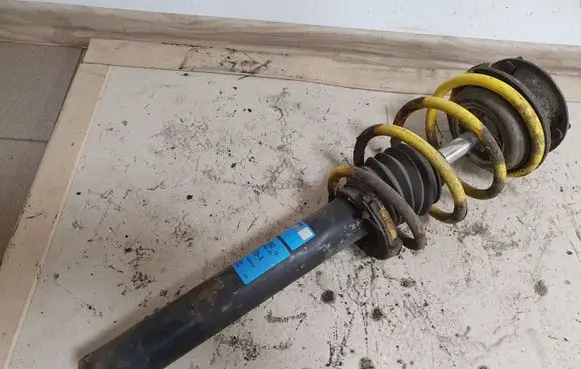 BMW 1 E81 E87 Front shock absorber with coil spring 824903002051 32K78A