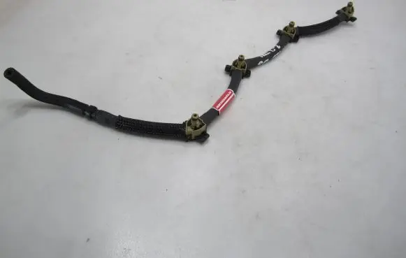 Volkswagen PASSAT B8 Fuel injector supply line/pipe 