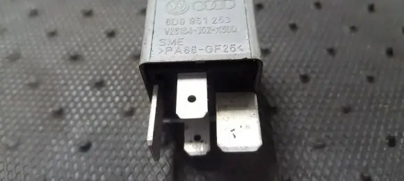 Volkswagen PASSAT B5 Other relay 8D0951253 V23134-J52-X300