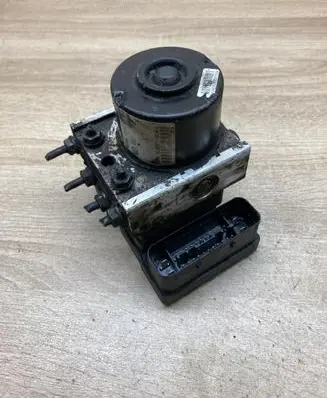 Volkswagen Golf V ABS Pump 1K0907379P 1K0614117H