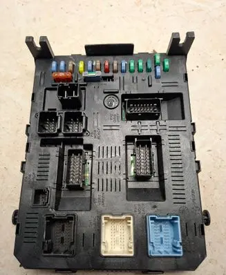 Peugeot 407 Fuse module 281171731B 21676031