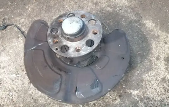 Mercedes-Benz E W212 Front wheel hub 2123304601