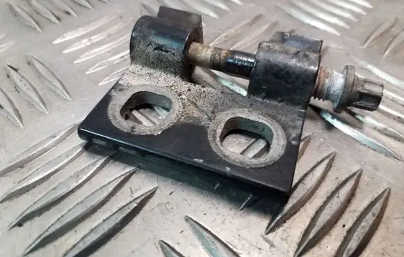 BMW 1 E81 E87 Front door lower hinge 