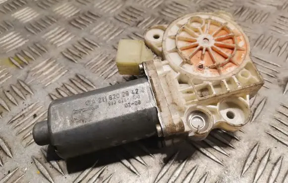 Mercedes-Benz E W211 Front door window regulator motor 2118202942