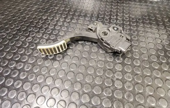 Volvo V70 Accelerator throttle pedal 6G929F836AD