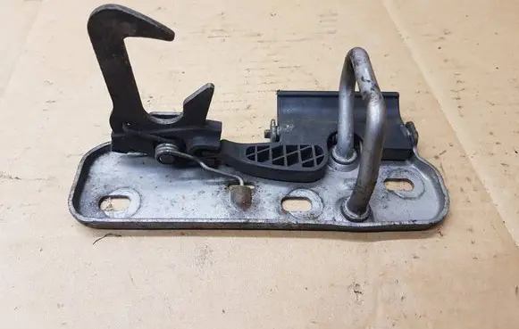 Volkswagen Eos Engine bonnet/hood lock/latch loop/hook 1Q0823480