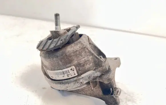 BMW 5 E60 E61 Engine mount bracket 6774619